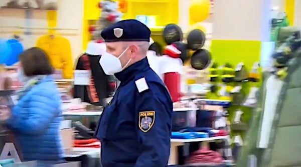 Police in Austria on the prowl for unvaccinated people. (Video screenshot)